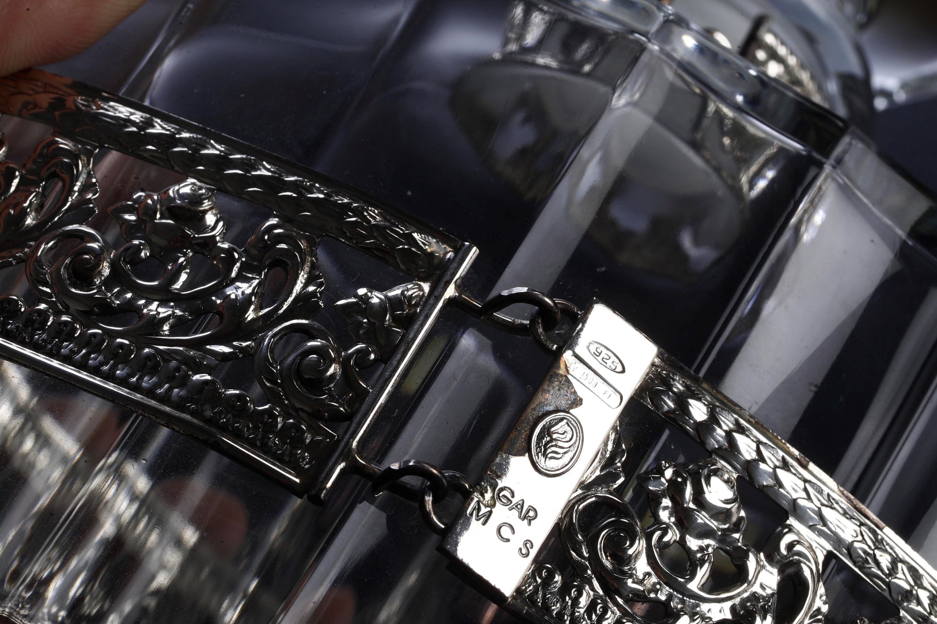 Bottiglia e decanter, cristallo e argento, marca “Sterling”, XX secolo