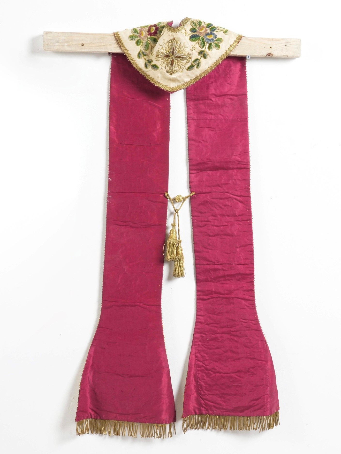 Stola in seta, dimensioni girocollo 26 cm, lunghezza 108 cm