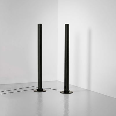 Due lampade da terra mod. Megaron, struttura in alluminio laccato