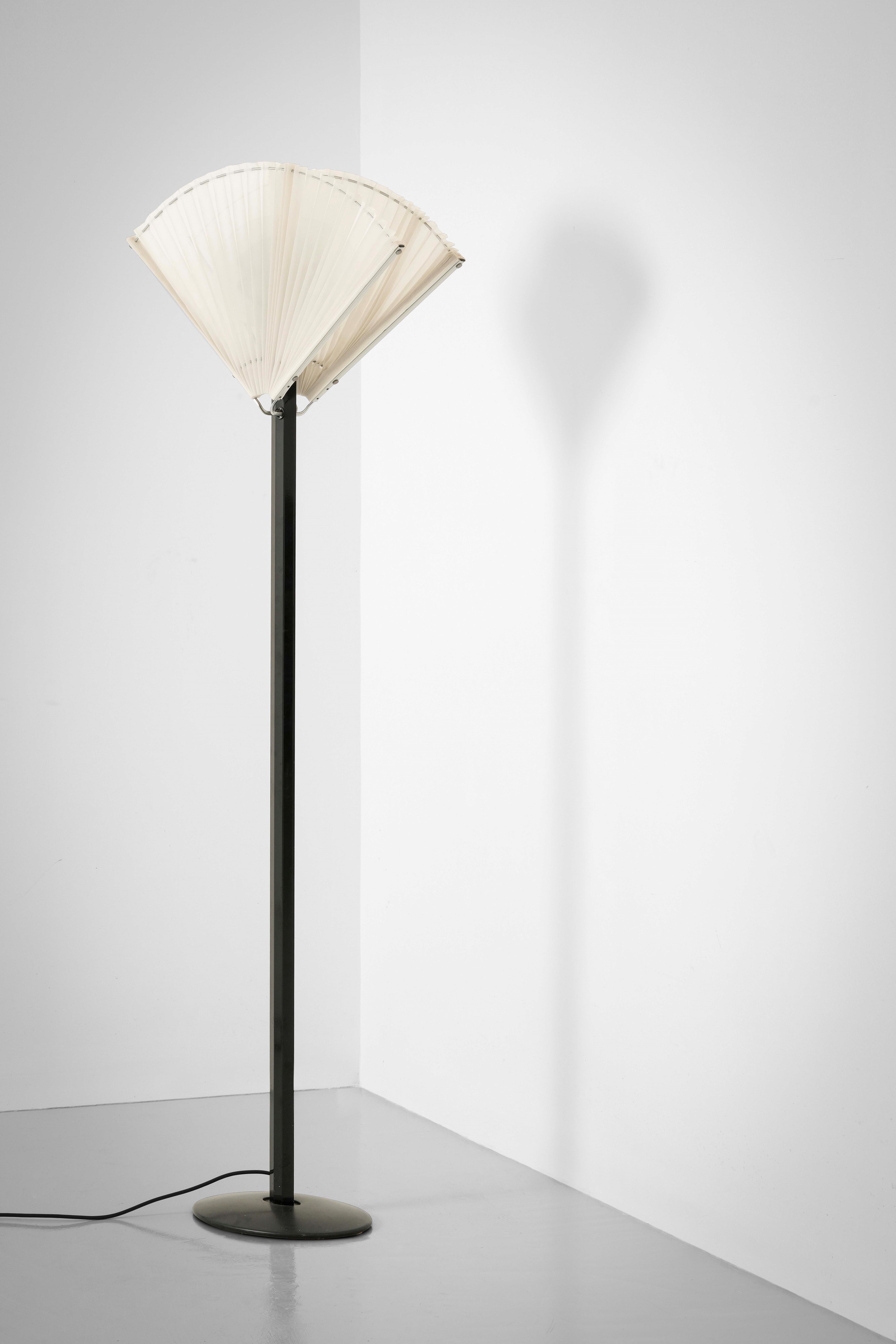 Afra e Tobia Scarpa - Lampada da terra mod. Butterfly, metallo laccato e tessuto plissé, 1985