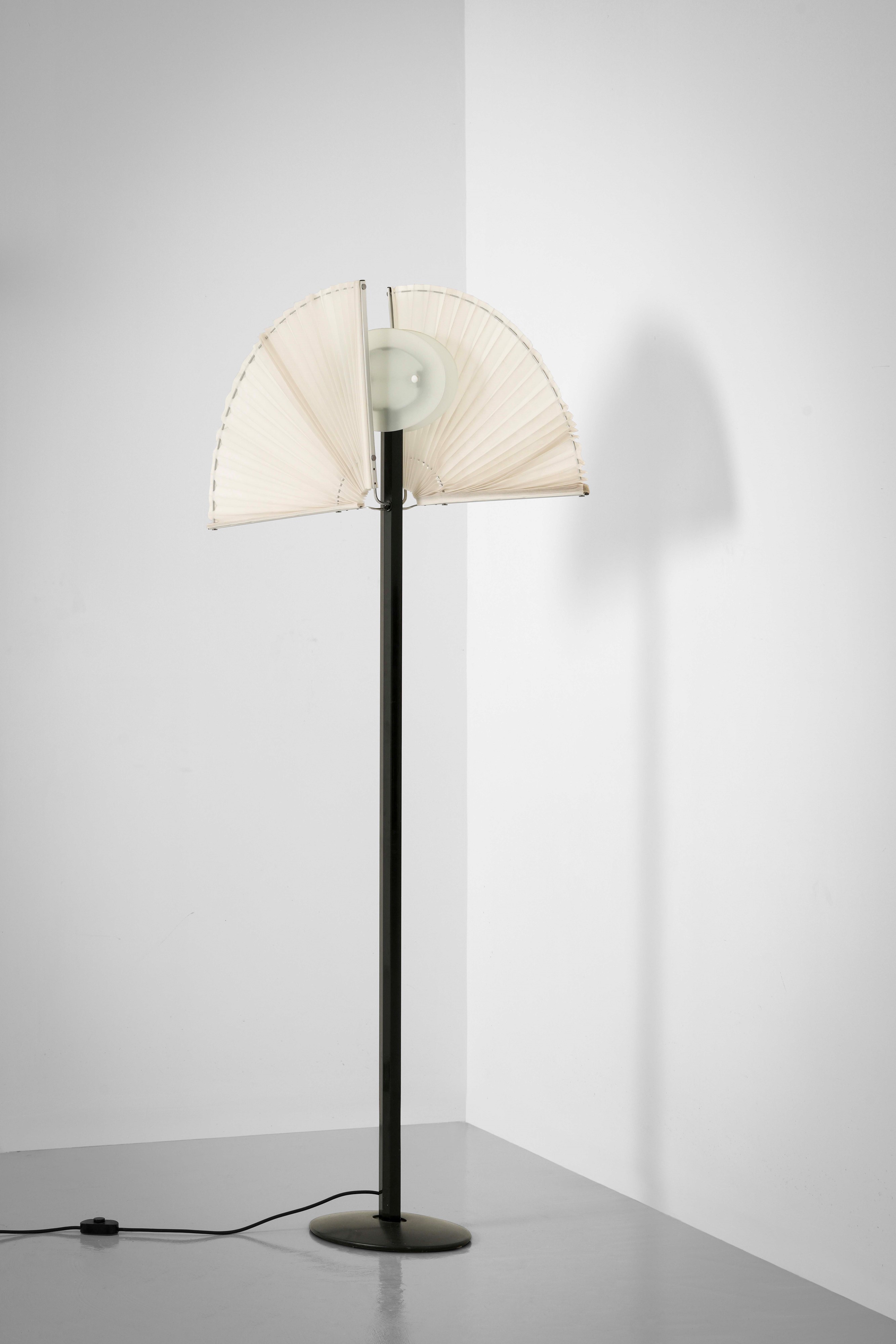 Afra e Tobia Scarpa - Lampada da terra mod. Butterfly, metallo laccato e tessuto plissé, 1985