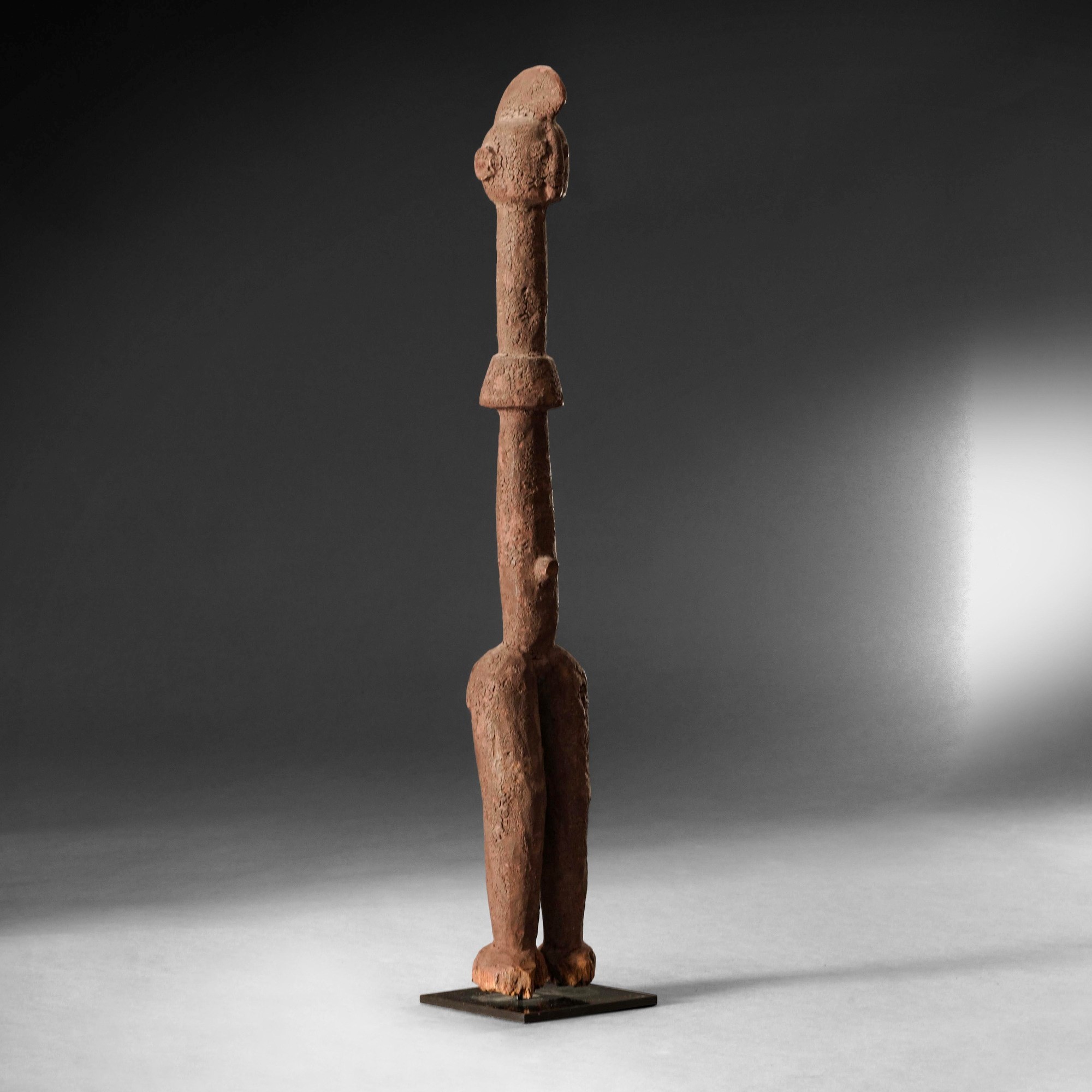 Jukun (Nigeria), Statua in legno con patina e pigmenti