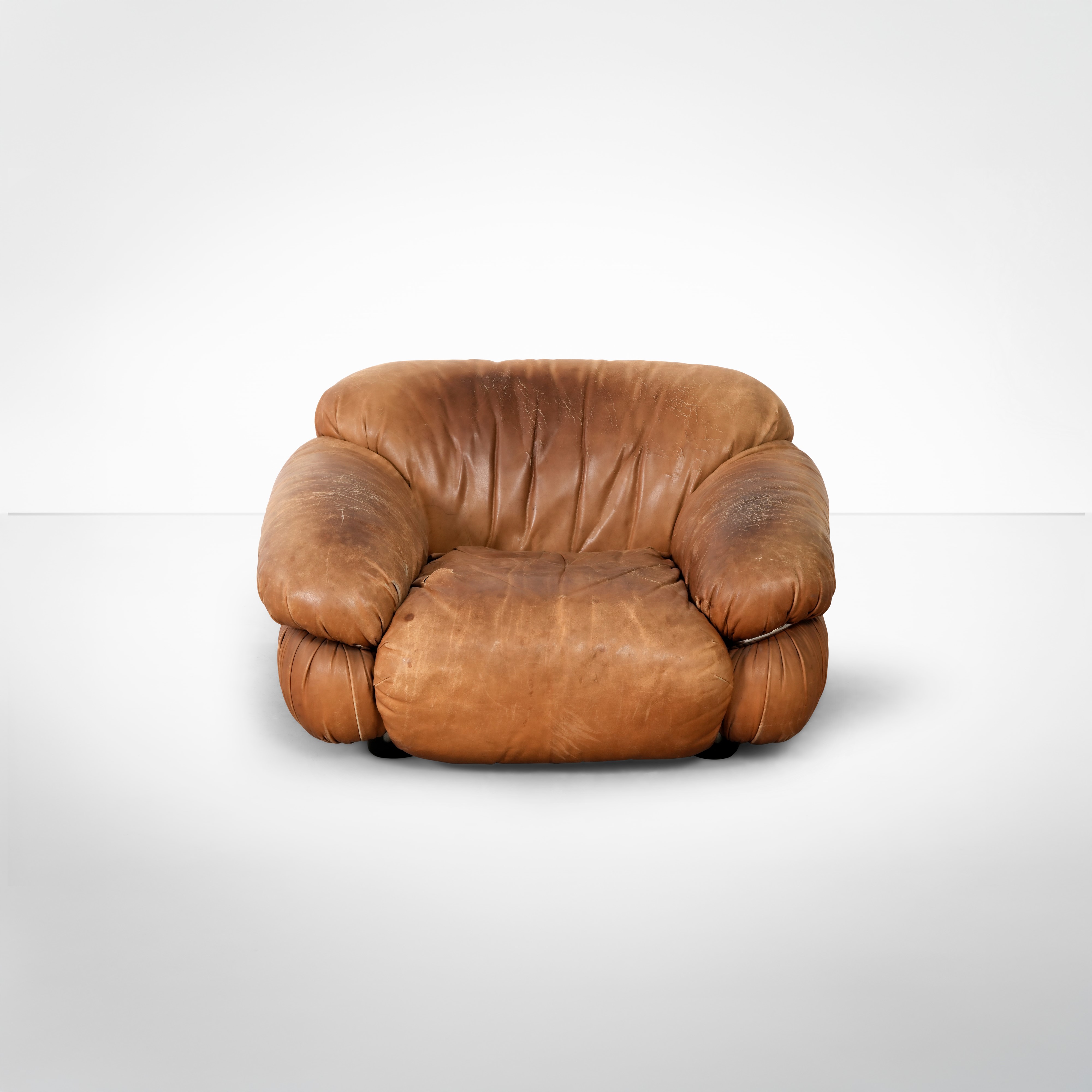 Gianfranco Frattini - Poltrona mod. Sessan, legno e acciaio rivestita in cuoio