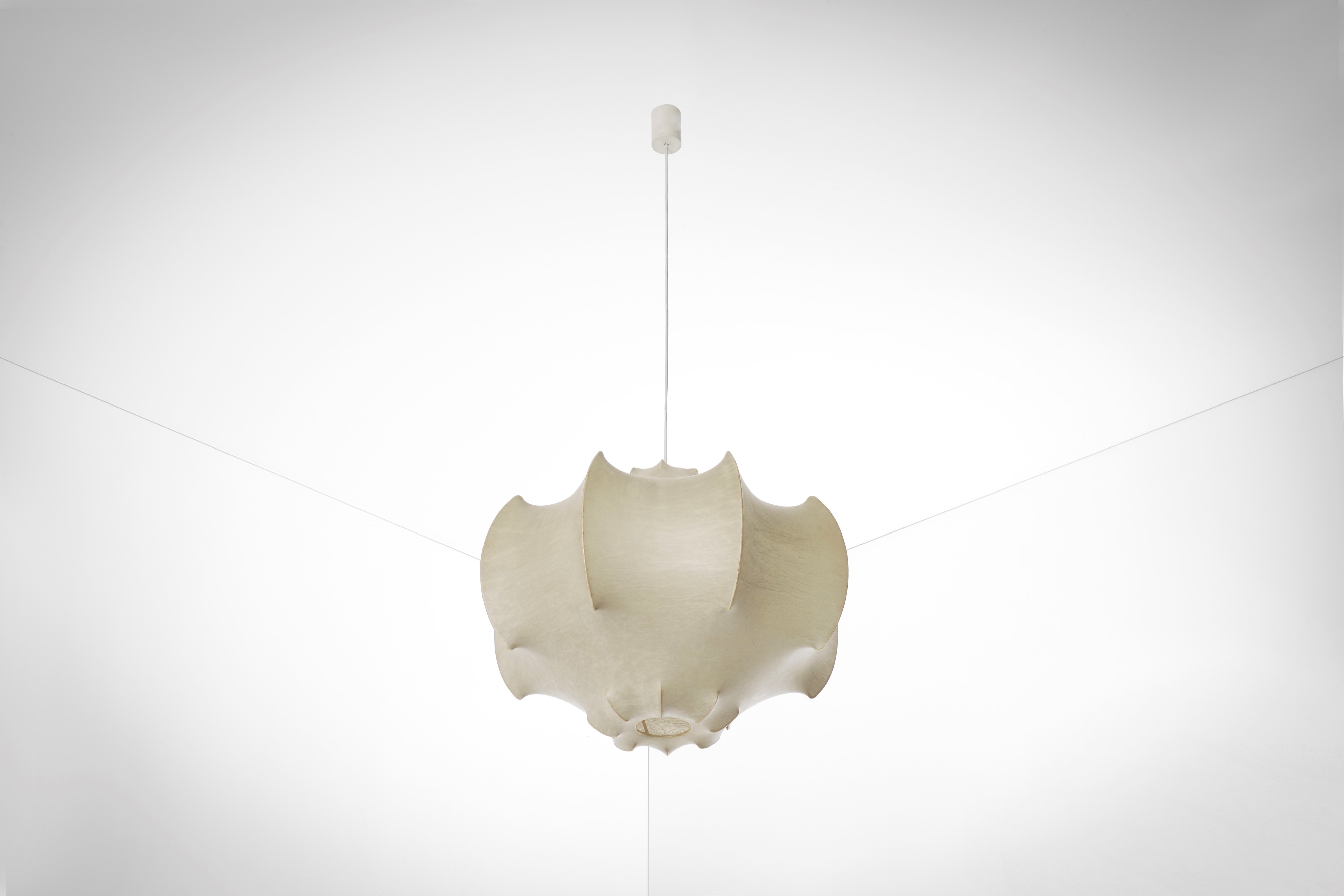 Achille e Piergiacomo Castiglioni - Lampada a sospensione mod. Viscontea, metallo laccato e diffu...