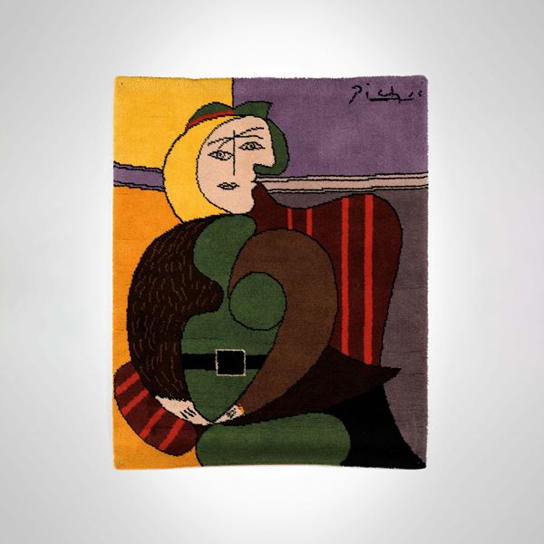 Femme assise dans un fauteuil rouge