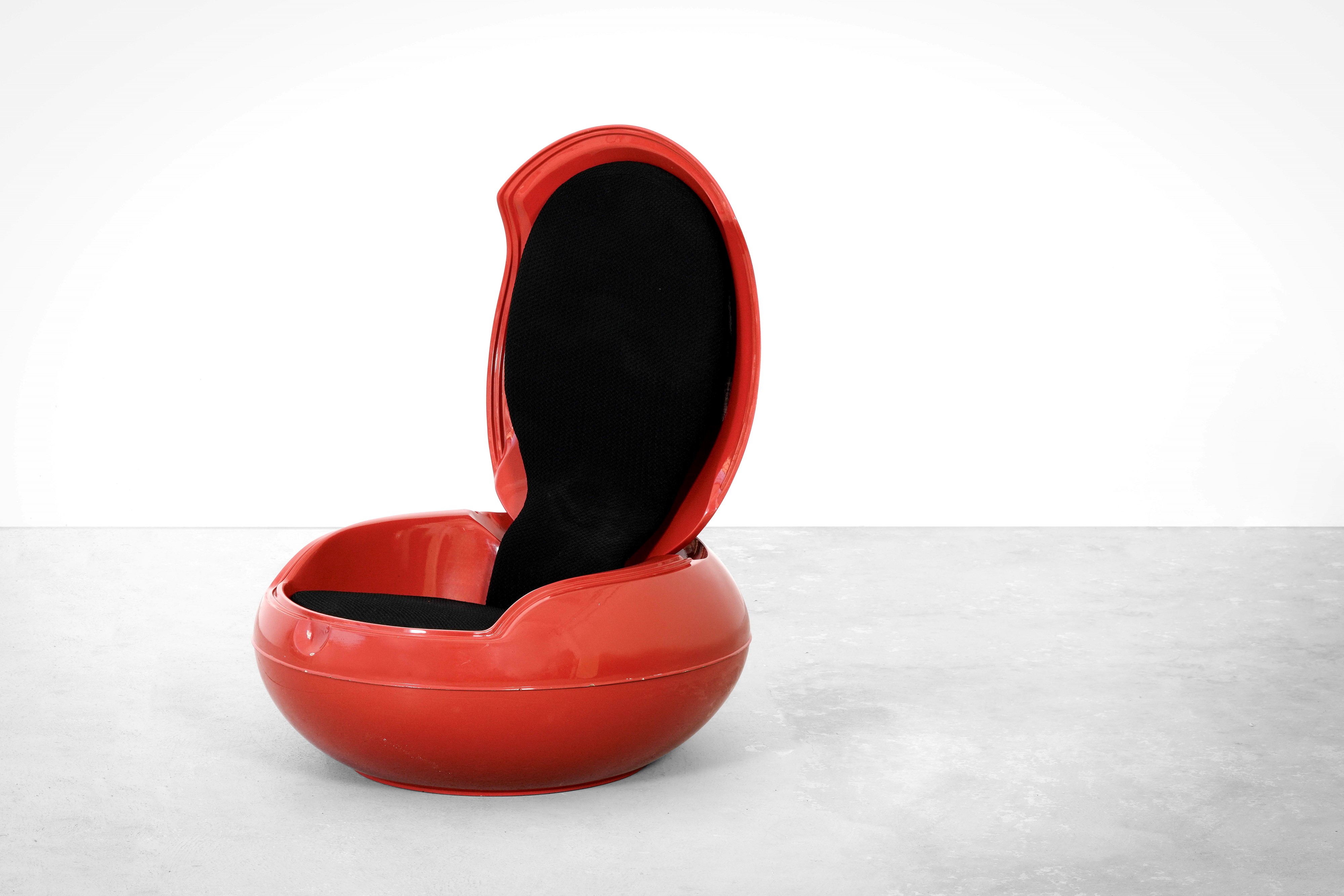 Peter Ghyczy - Poltrona modello Garden Egg, plastica e tessuto, 1968