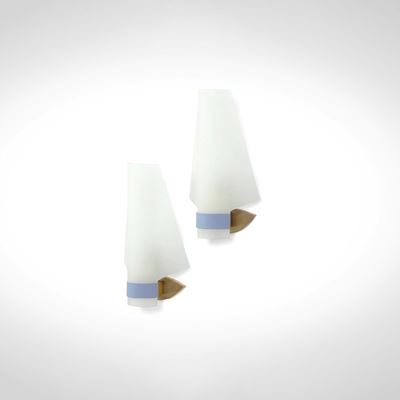 Due lampade a parete in ottone e metallo laccato