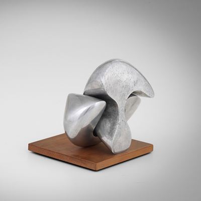 Scultura in metallo cromato con base in legno
