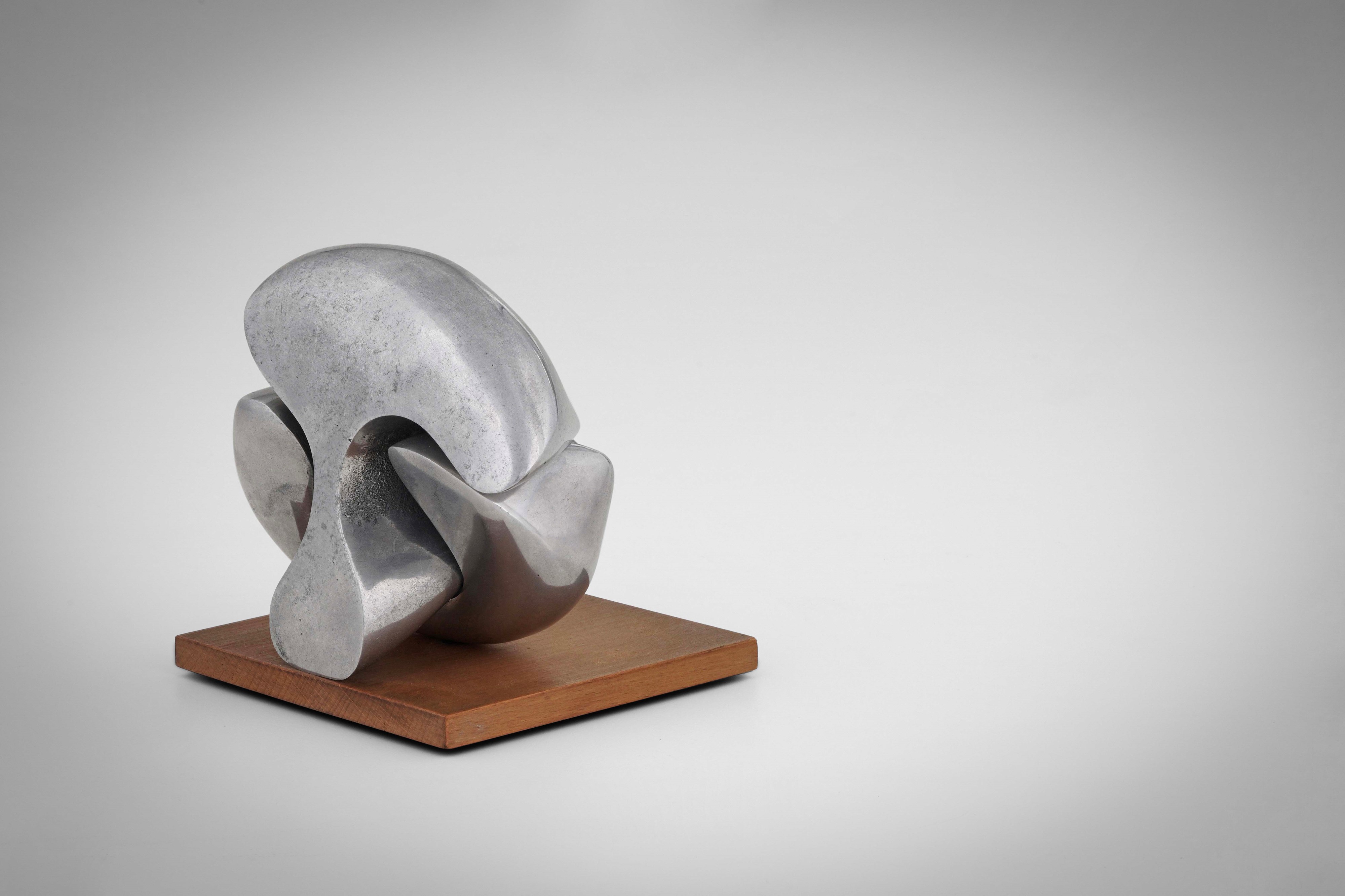 Giacomo Benevelli - Scultura in metallo cromato con base in legno
