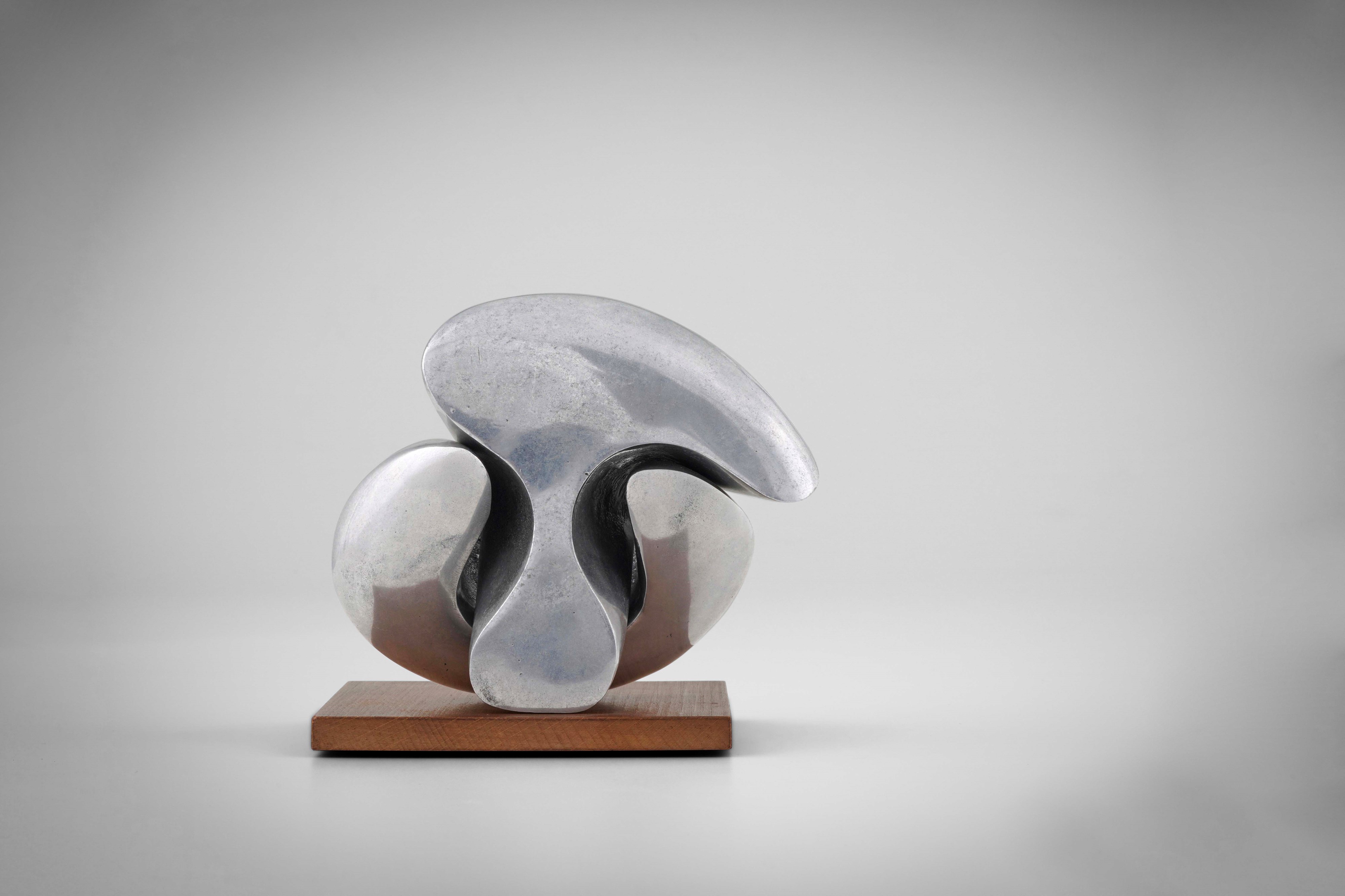 Giacomo Benevelli - Scultura in metallo cromato con base in legno