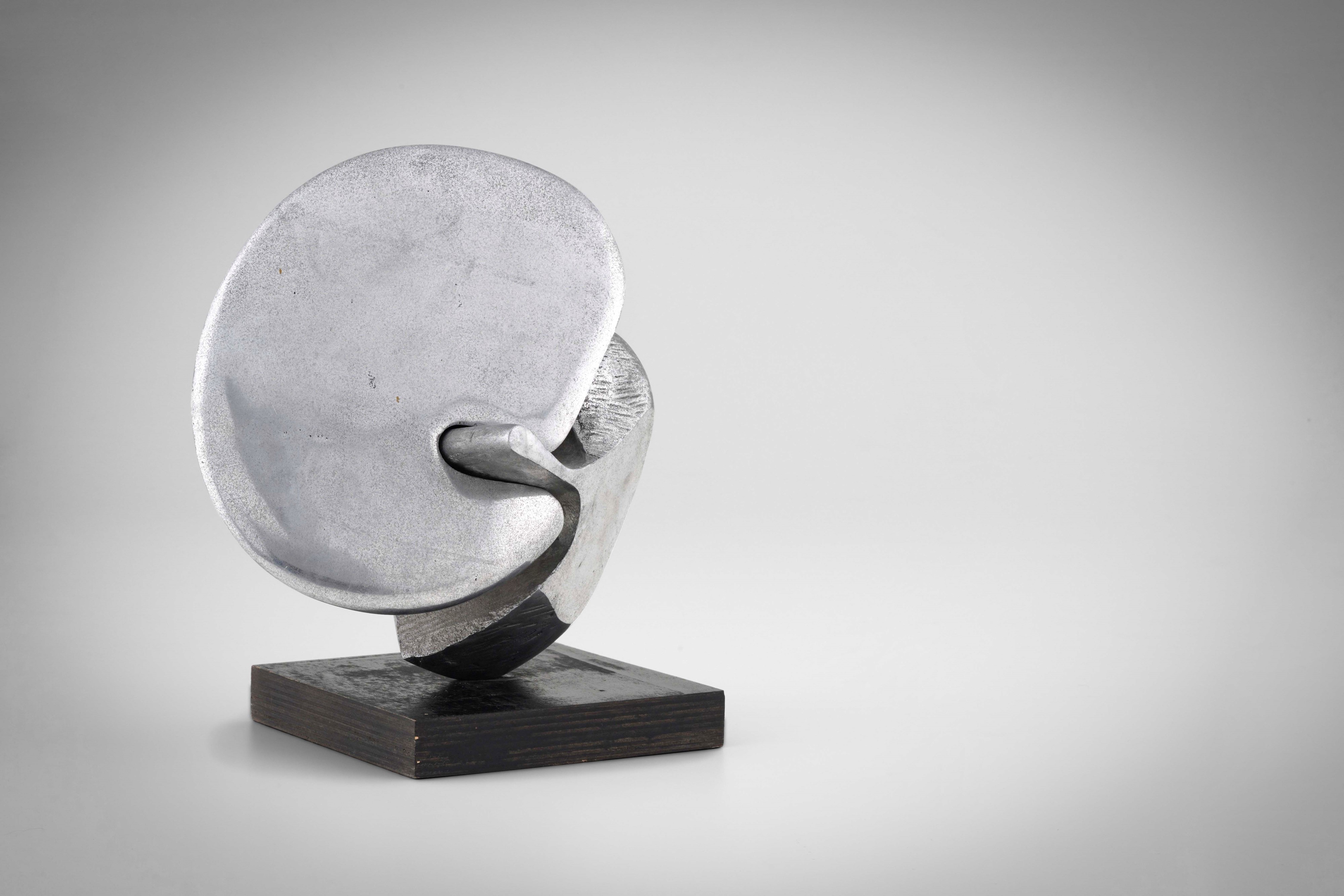 Giacomo Benevelli - Scultura in metallo cromato su base in legno ebanizzato