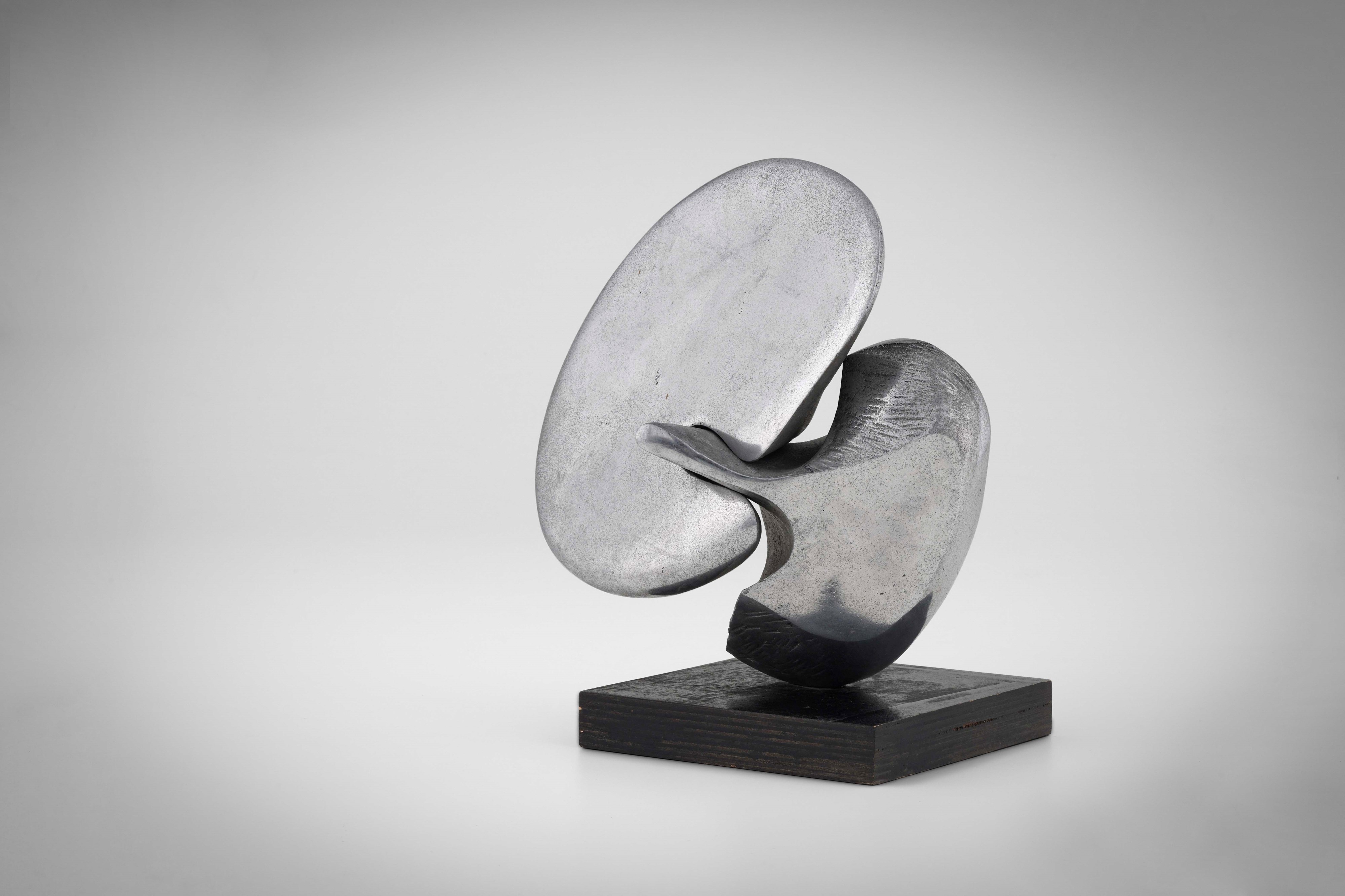 Giacomo Benevelli - Scultura in metallo cromato su base in legno ebanizzato