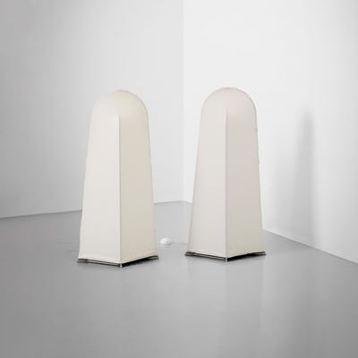 Due lampade da terra mod. Kazuki, metallo laccato e diffusore in tessuto