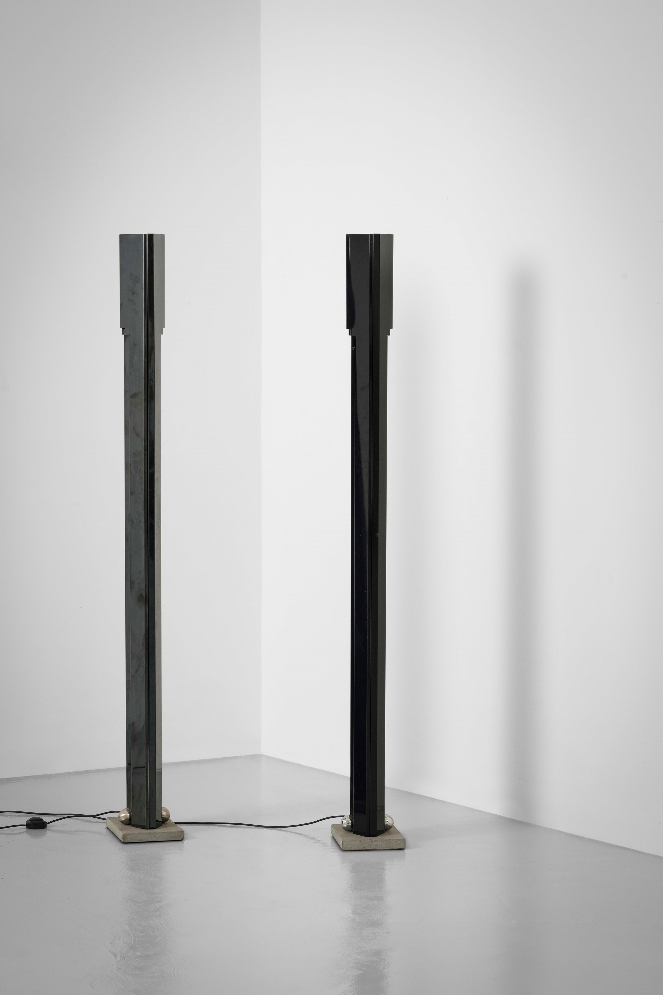 Kazuhide Takahama - Due lampade da terra mod. Totem in metallo laccato