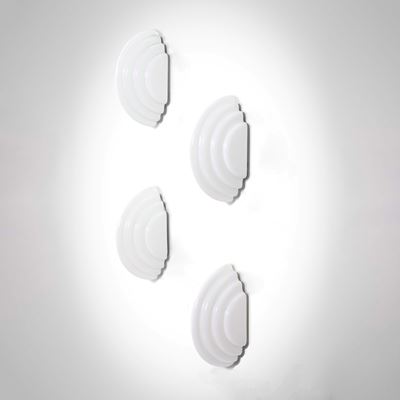 Quattro lampade a parete mod. Kumo, metallo laccato e vetro opalino