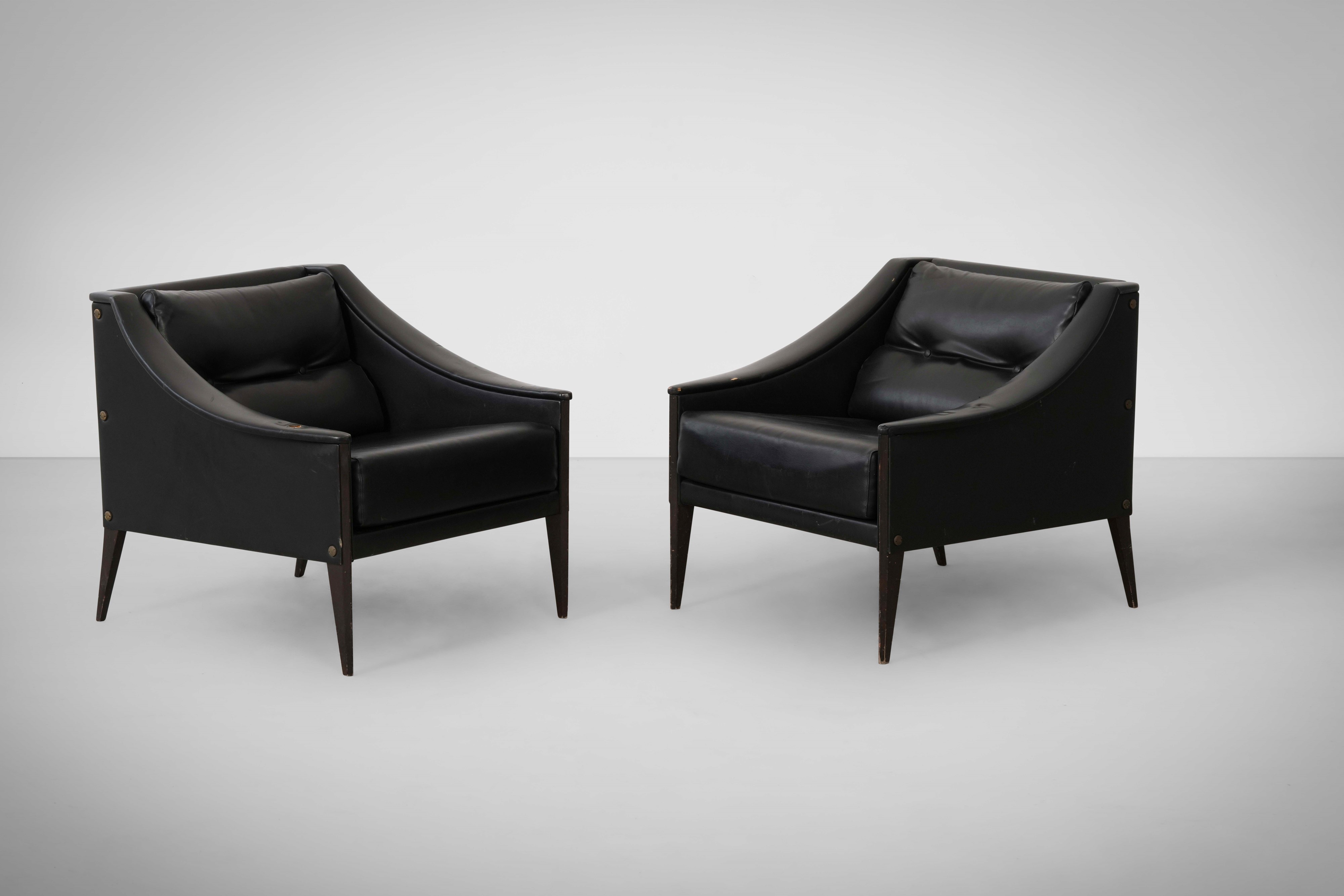 Gio Ponti - Due poltrone modello Dezza, legno e skai, Italia 1965