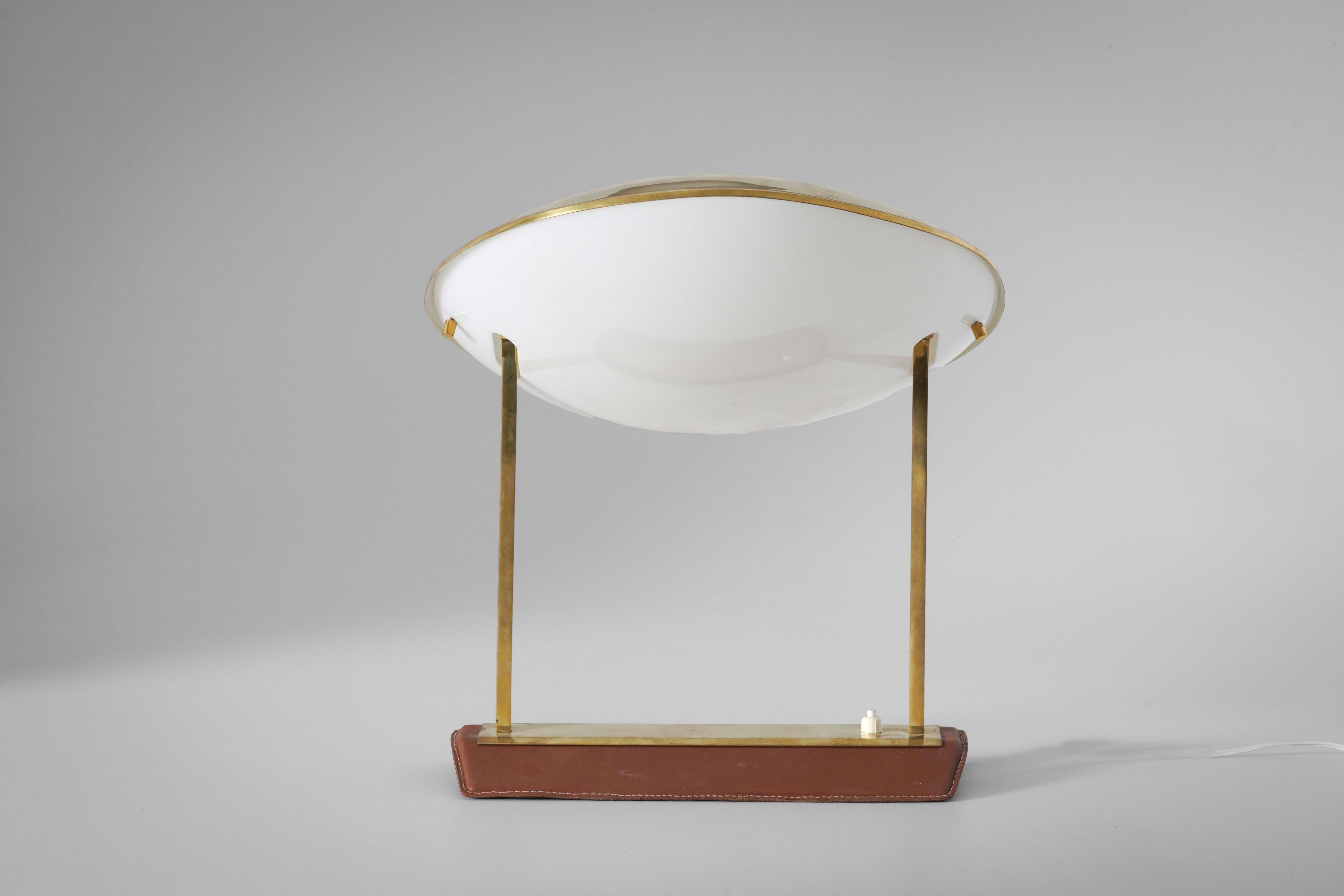 Stilnovo - Lampada da tavolo modello 8050, ottone, pelle e perspex opalino