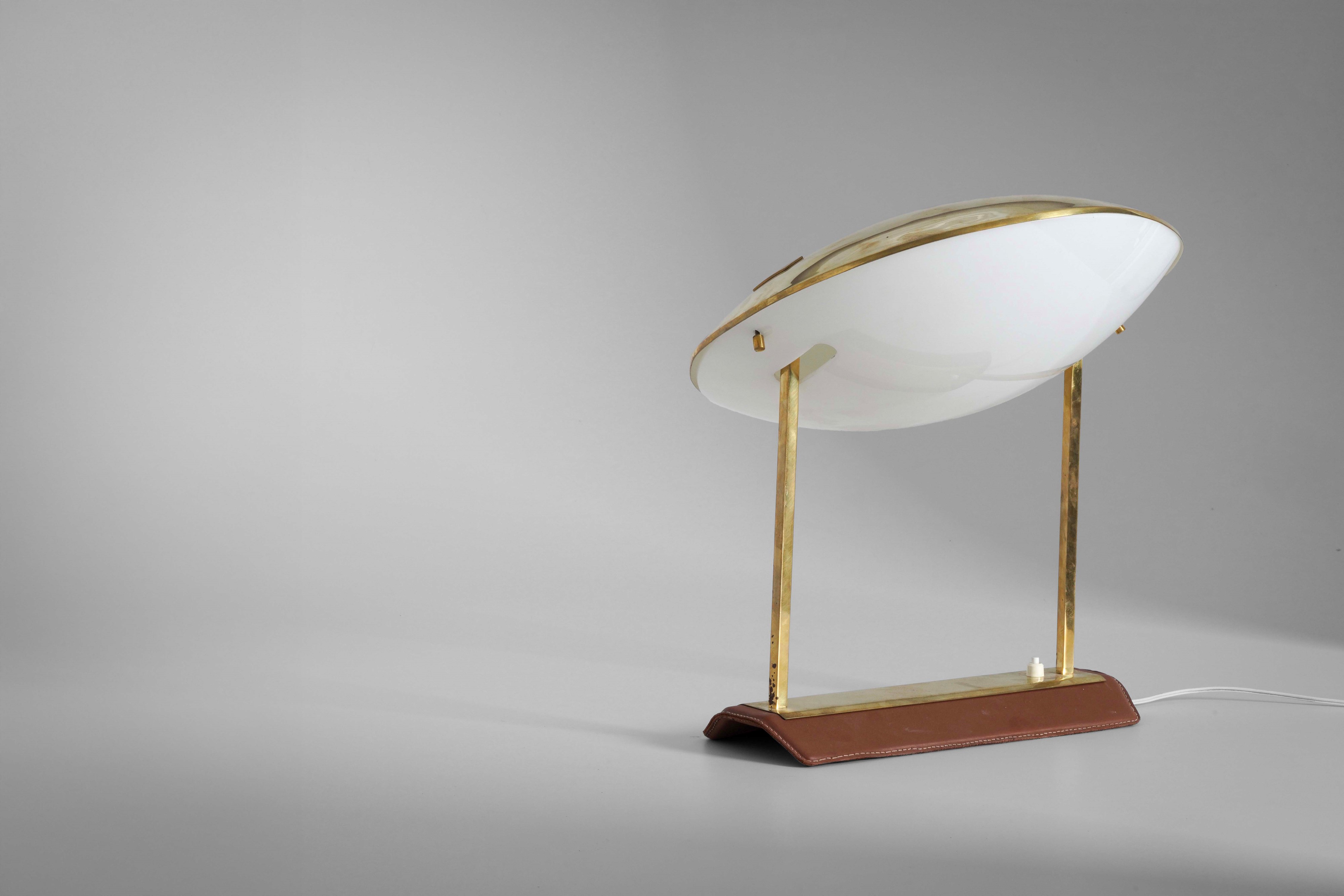Stilnovo - Lampada da tavolo modello 8050, ottone, pelle e perspex opalino