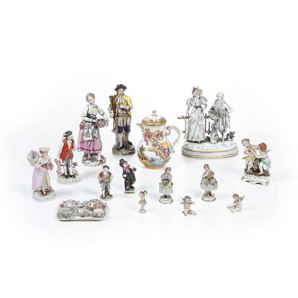 Tredici figurine, una caffettiera e un tête-à-tête per bambole, Manifatture diverse, XX secolo.