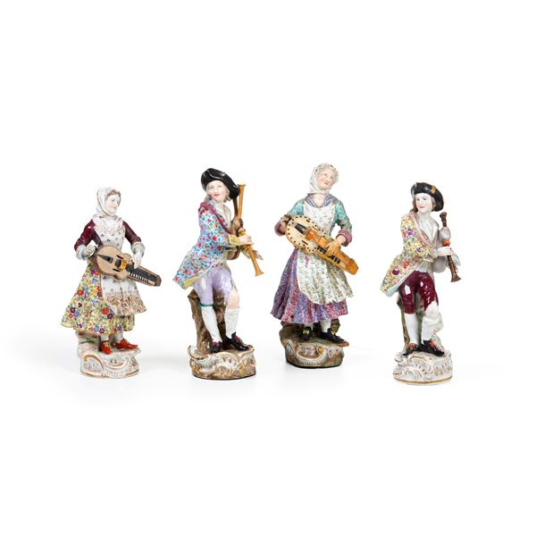 Due coppie di grandi figure di musicanti. Germania, manifattura di Rudolstadt-Volkstedt, 1900 circa.