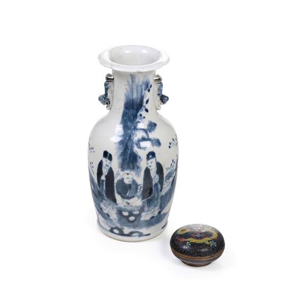 Lotto composto da vaso in porcellana bianca e blu e scatola a smalti policromi cloisonné raffigurante drago, Cina, XX secolo