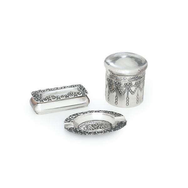 Lotto di tre oggetti in argento. Inghilterra XIX-XX Secolo