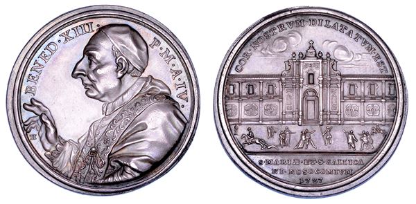 STATO PONTIFICIO. BENEDETTO XIII (Pier Francesco Vincenzo Maria Orsini), 1724-1730 Medaglia annuale in argento 1727/A. IV. Completamento dell'ospedale e consacrazione della chiesa di S. Maria e S. Gallicano.