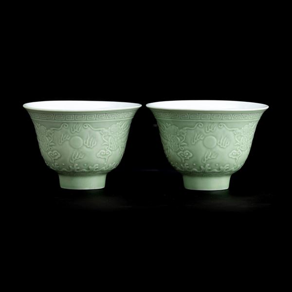 Coppia di tazze in porcellana Celadon con draghi incisi, Cina, XX secolo