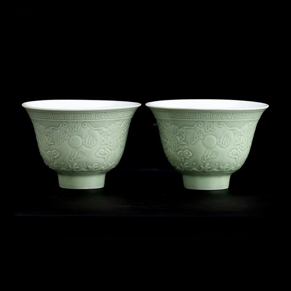 Coppia di tazze in porcellana Celadon con draghi incisi, Cina, XX secolo