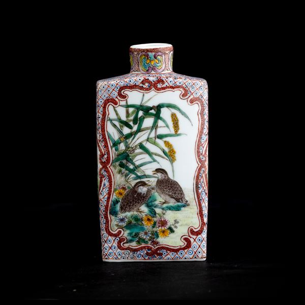 Bottiglia in porcellana Famiglia Rosa raffigurante quaglie con decori a motivi floreali, Cina, Dinastia Qing, XIX secolo
