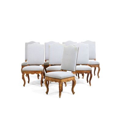 Gruppo di otto sedie in legno intagliato, cm 52X52X115