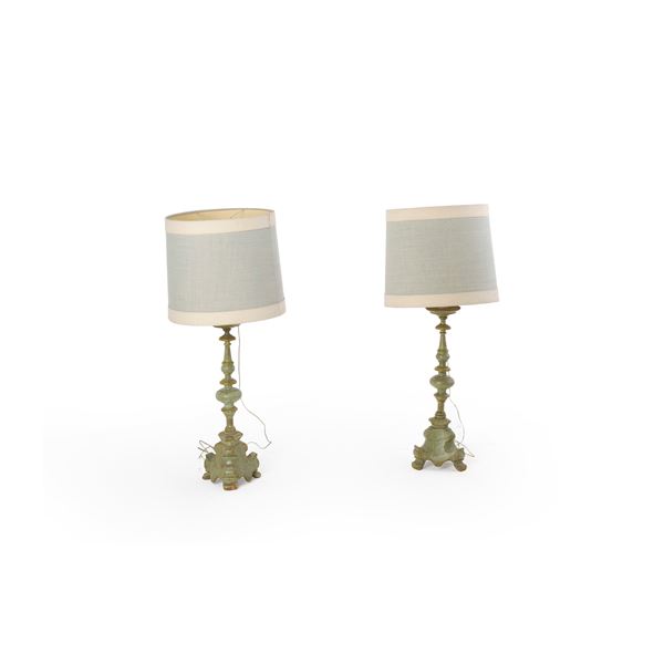 Coppia di candelieri in legno intagliato e dipinto