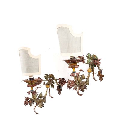 Coppia di appliques in metallo dipinto, cm 70X45X85