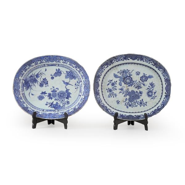 Coppia di vassoi in porcellana bianchi e blu