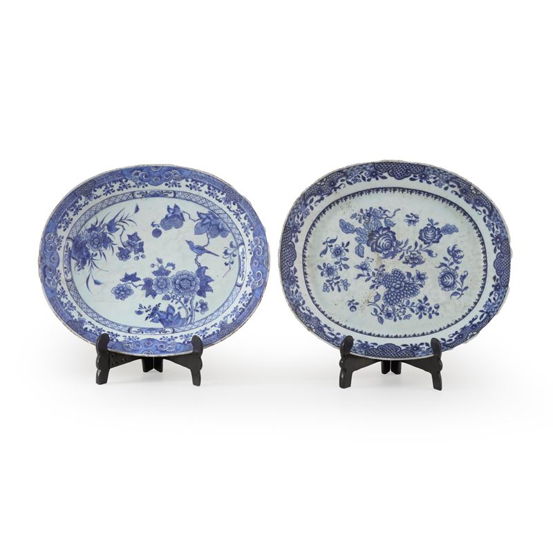 Coppia di vassoi in porcellana bianchi e blu  - Auction Antiques - Cambi Casa d'Aste