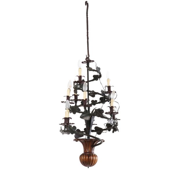 Lampadario in legno intagliato e metallo