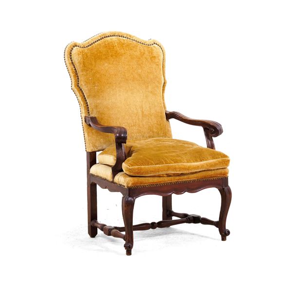 Poltrona imbottita, gambe mosse