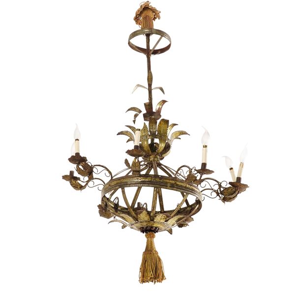 Lampadario in metallo dorato