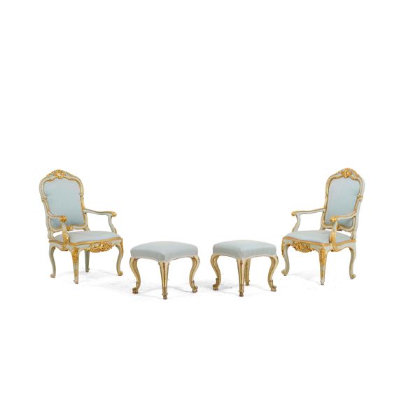 Coppia di poltrone con due poggiapiedi in legno laccato e dorato. XIX secolo