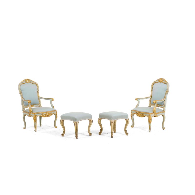 Coppia di poltrone con due poggiapiedi in legno laccato e dorato. XIX secolo  - Auction Antiques - Cambi Casa d'Aste