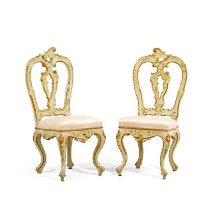 Coppia di sedie in legno dipinto e dorato, cm 51X48X107