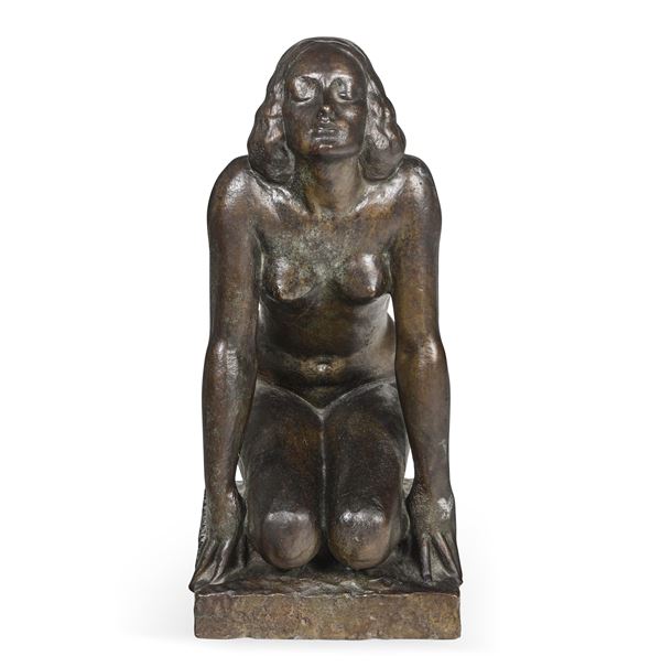 Nudo femminile inginocchiato