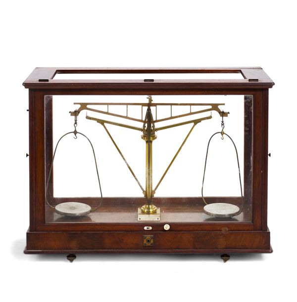 Bilancia di precisione in ottone entro teca in vetro e legno