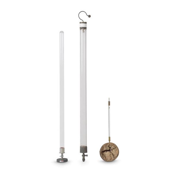 Due strumenti scientifici per la misurazione del vuoto e un retino