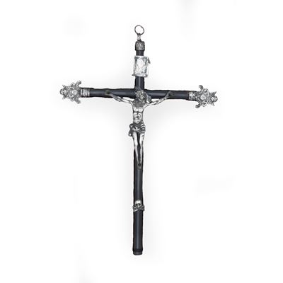 XIX secolo, Crocifisso in argento fuso e sagomato con croce in legno