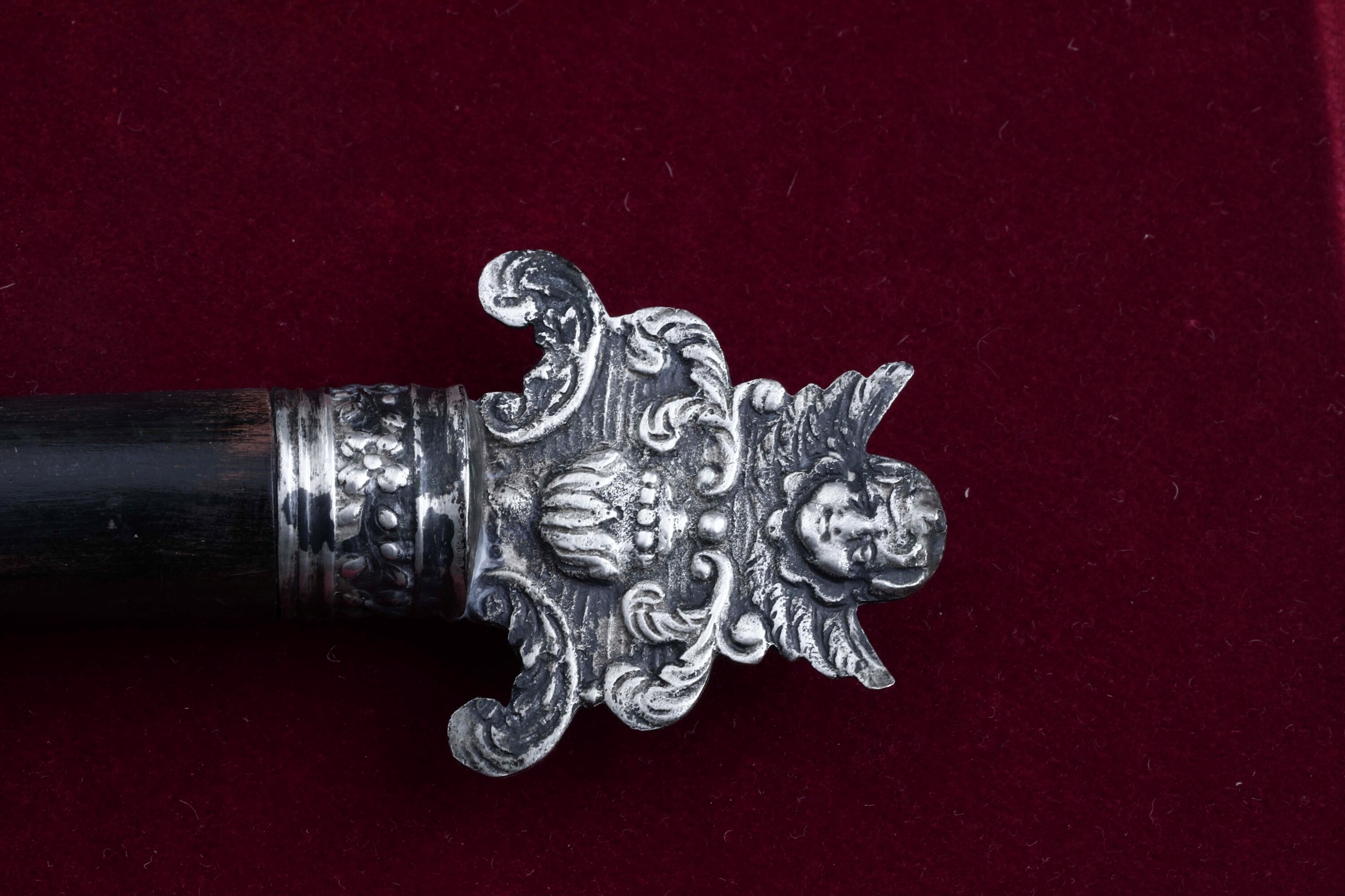 XIX secolo, Crocifisso in argento fuso e sagomato con croce in legno