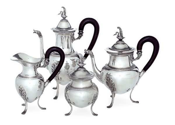 Servizio da tè e caffè di gusto neoclassico. Argenteria artistica fiorentina, marchi in uso dal 1935 al 1945. Argentiere Pampaloni altezze da cm 18 a cm 28