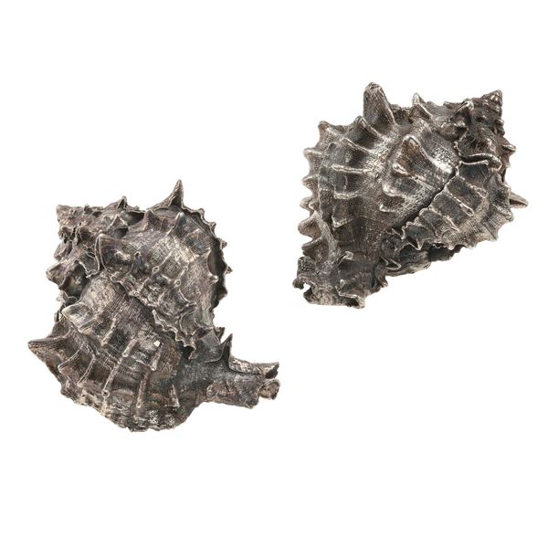 Due conchiglie rivestite in argento, una firmata Mario Buccellati, l'altra firmata Federico Buccellati