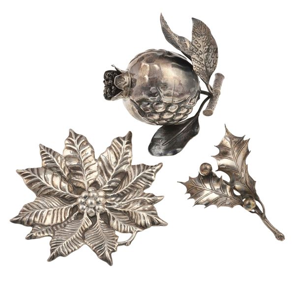 Lotto composto da un piattino “foglie” firmato Mario Buccellati, un "agrifoglio" firmato M. Buccellati e un "melograno" firmato Federico Buccellati