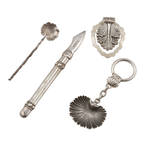 Lotto composto da un fermacarte, un taglierino ed un portachiavi firmati Gianmaria Buccellati ed un cucchiaino “foglia” firmato Federico Buccellati